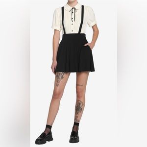 Hot Topic Size 1 (xl) Black suspender skirt with pockets.